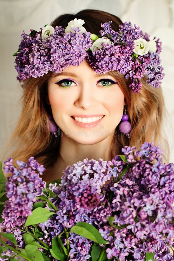 Skönhetmodemodellen Girl med lilan blommar hårstil fotografering för bildbyråer Skönhetmodemodellen Girl med lilan blommar hårstil fotografering för bildbyråer