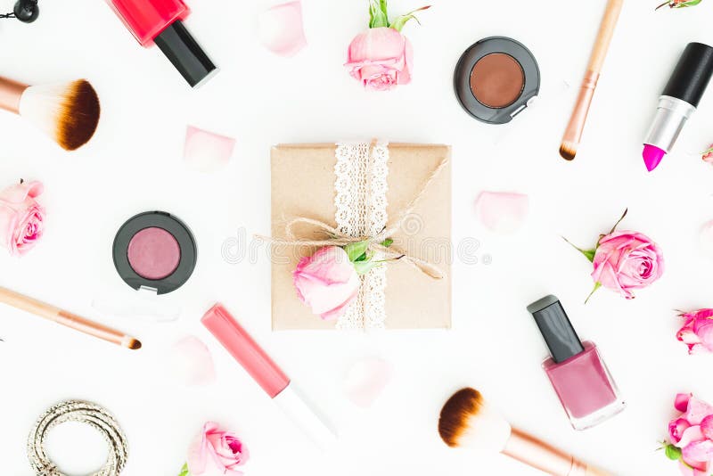 Skönhetsammansättning med gåvaasken, rosa rosor, skönhetsmedel, dagbok på vit bakgrund Top beskådar Lekmanna- lägenhet Kvinnadag arkivbild Skönhetsammansättning med gåvaasken, rosa rosor, skönhetsmedel, dagbok på vit bakgrund Top beskådar Lekmanna- lägenhet Kvinnadag arkivbild
