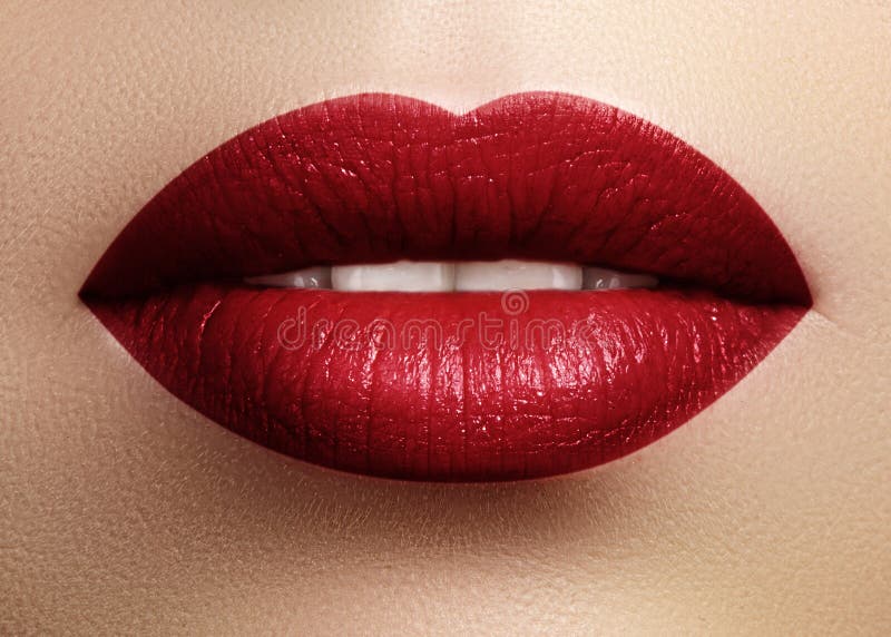 Skönhetsmedel makeup Ljus läppstift på kanter Closeup av den härliga kvinnliga munnen med röd kantmakeup Del av framsidan royaltyfri fotografi Skönhetsmedel makeup Ljus läppstift på kanter Closeup av den härliga kvinnliga munnen med röd kantmakeup Del av framsidan royaltyfri fotografi