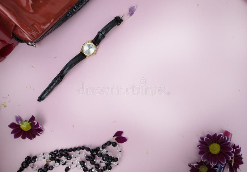 Skönhetsmedel på tabellen på kvinnan Kosmetisk påse, skönhetsmedel och hygienprodukter Rosa bakgrund för text royaltyfria bilder Skönhetsmedel på tabellen på kvinnan Kosmetisk påse, skönhetsmedel och hygienprodukter Rosa bakgrund för text royaltyfria bilder