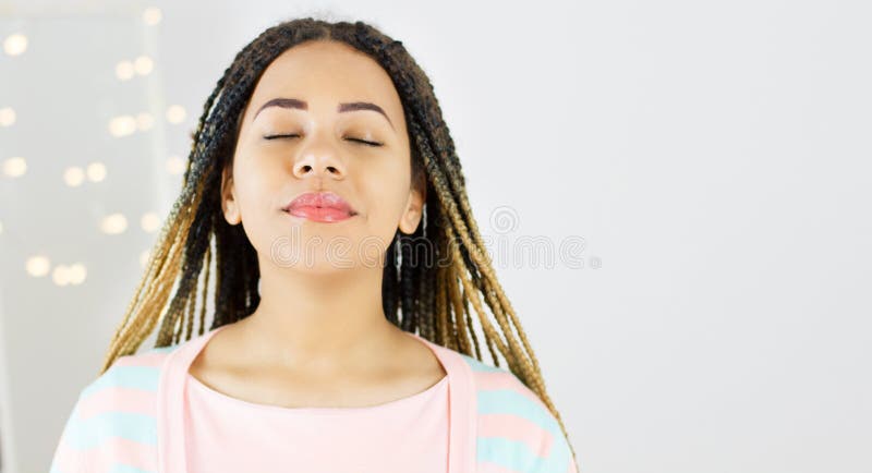 Skönhetstående av afrikansk amerikankvinnan med den afro frisyren med nära ögon och glamourmakeup arkivbild Skönhetstående av afrikansk amerikankvinnan med den afro frisyren med nära ögon och glamourmakeup arkivbild