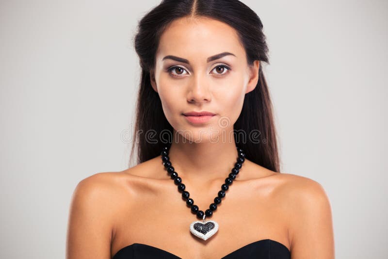 Skönhetstående av den attraktiva kvinnliga modellen royaltyfri bild Skönhetstående av den attraktiva kvinnliga modellen royaltyfri bild