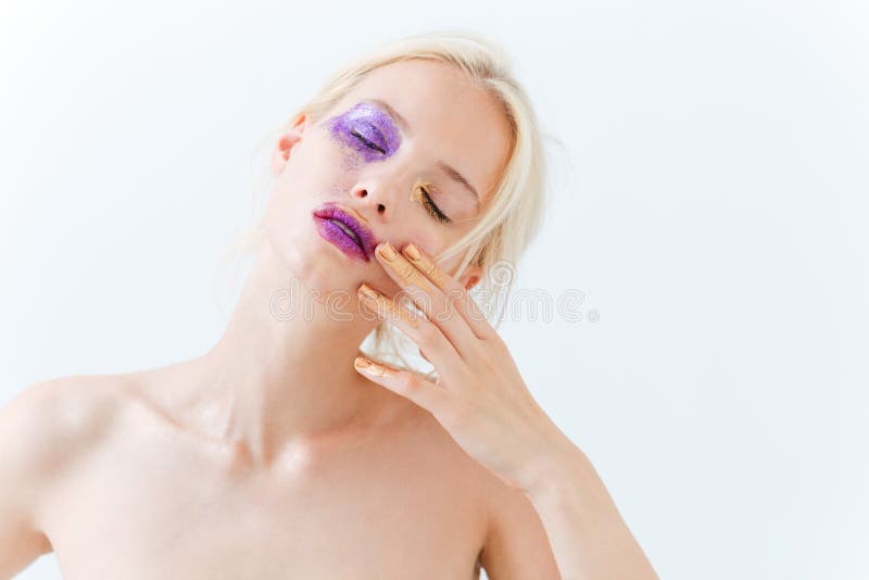 Skönhetstående av den sinnliga unga kvinnan med modemakeup arkivfoto Skönhetstående av den sinnliga unga kvinnan med modemakeup arkivfoto