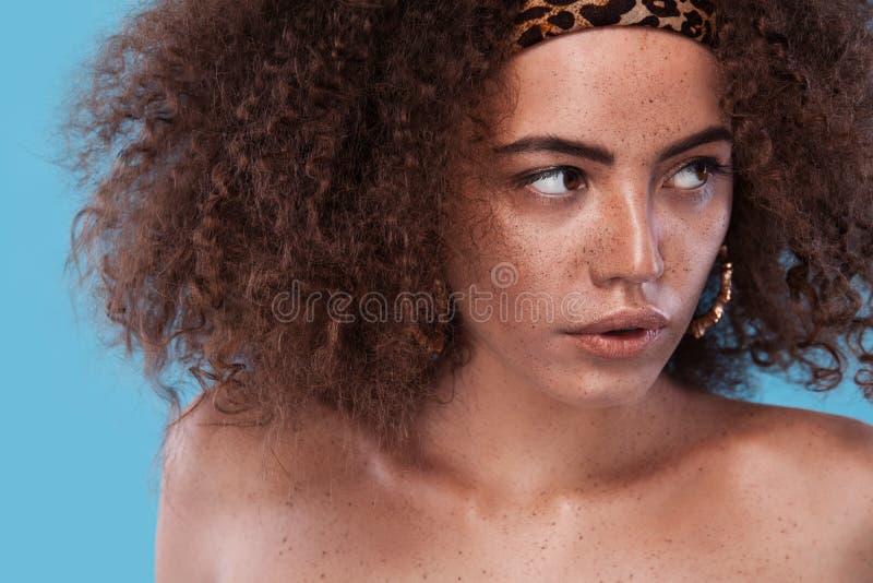 Skönhetstående av flickan med den afro frisyren Flicka som poserar på blå bakgrund härlig för studiokvinna för par dans skjutit b royaltyfri fotografi Skönhetstående av flickan med den afro frisyren Flicka som poserar på blå bakgrund härlig för studiokvinna för par dans skjutit b royaltyfri fotografi