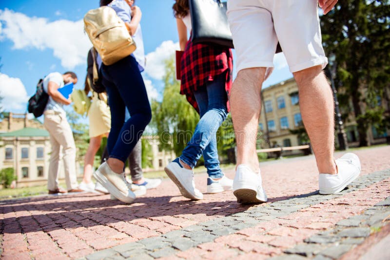 Sköt den bakre sikten för den låga vinkeln av sex fot för student` s, dem går royaltyfria bilder Sköt den bakre sikten för den låga vinkeln av sex fot för student` s, dem går royaltyfria bilder