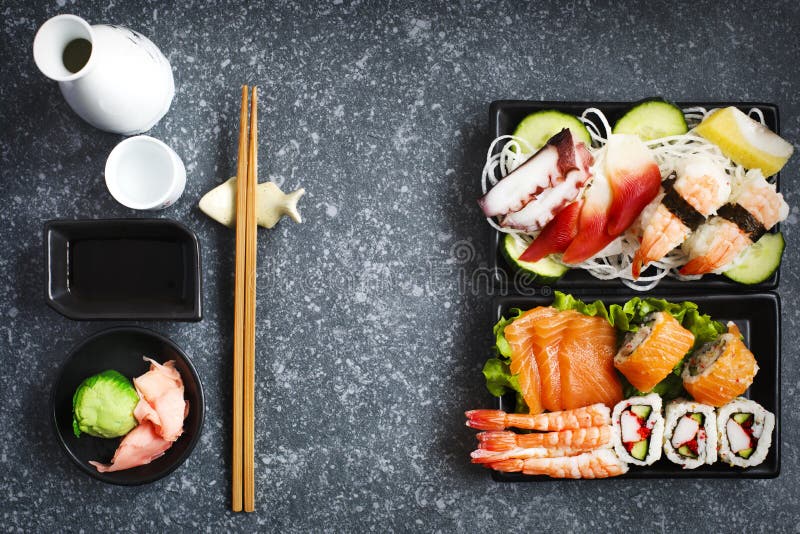 sköt sushi för black set Olika sashimi, sushi och rullar arkivbild sköt sushi för black set Olika sashimi, sushi och rullar arkivbild