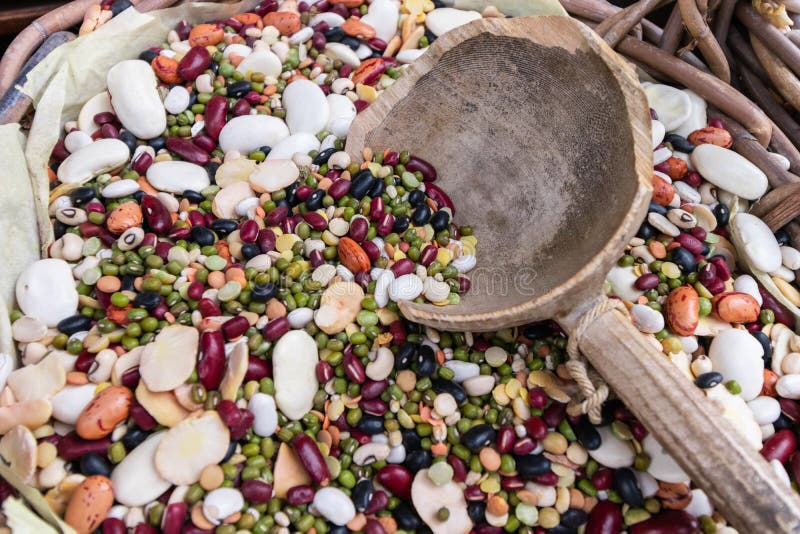 Skład różni typy legumes Chickpeas, czerwona soczewica fotografia stock Skład różni typy legumes Chickpeas, czerwona soczewica fotografia stock