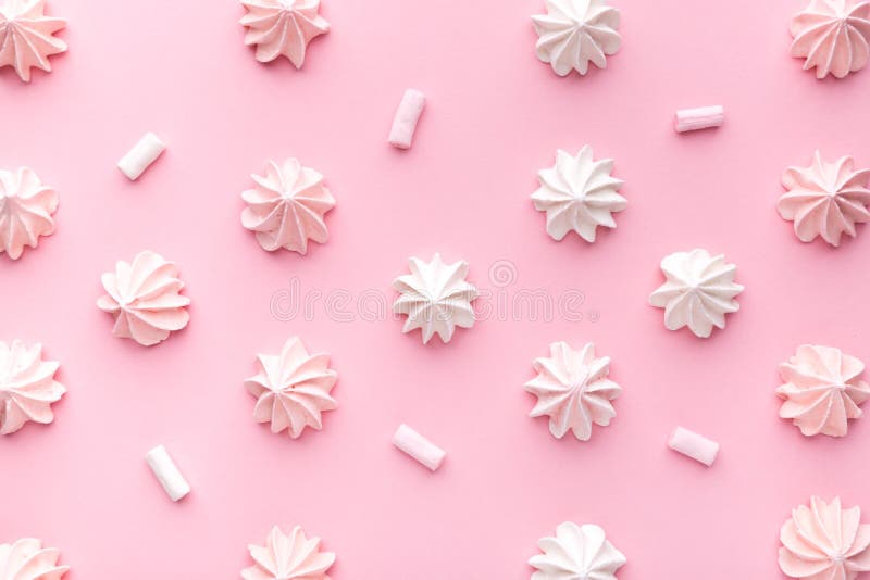 Skład różowych i białych meringów na różowym tle papieru. pastelowy