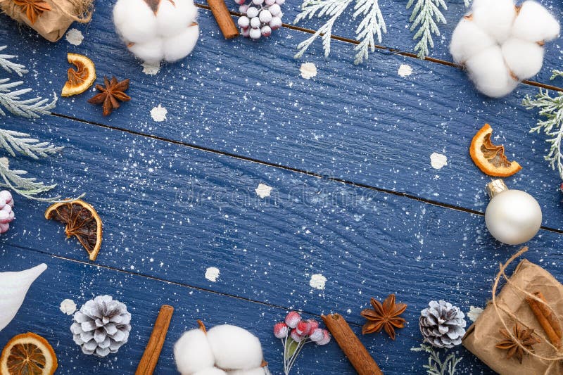 Skład świąteczny, rama, pokryte śniegiem gałęzie choinki Stożki Pałeczki cynamonowe Atmosfera Nowy rok i święto