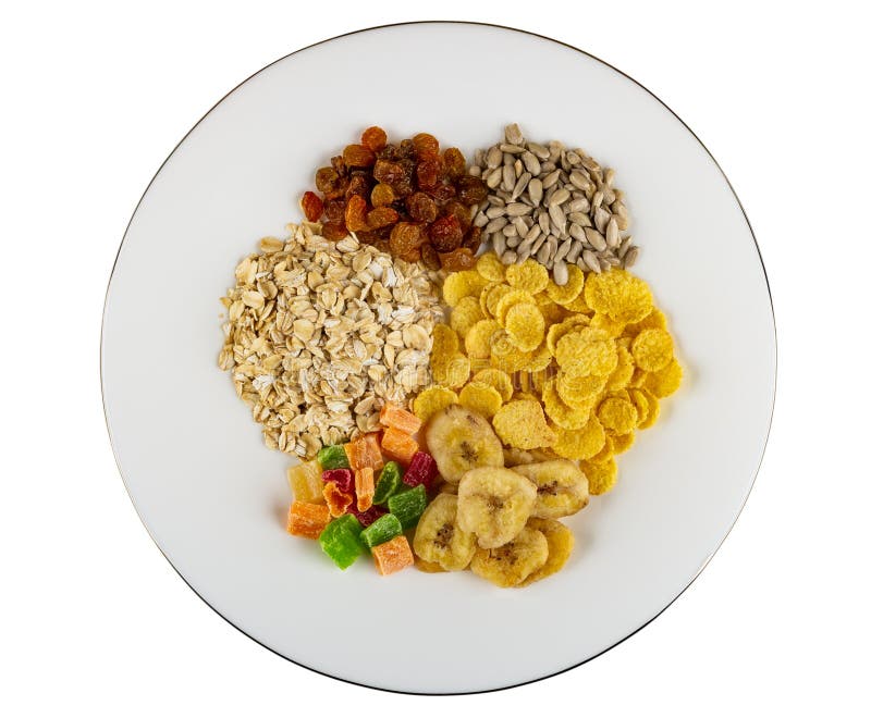 Sk?adniki dla muesli suszy? owoc, kukurydzani p?atki, oatmeal, s?onecznikowi ziarna, banan szczerbi? si? w naczyniu odizolowywaj? obraz stock Sk?adniki dla muesli suszy? owoc, kukurydzani p?atki, oatmeal, s?onecznikowi ziarna, banan szczerbi? si? w naczyniu odizolowywaj? obraz stock
