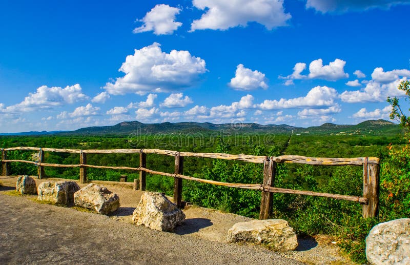 Slaa het park van de staat op overzien Texas Hill Country royalty-vrije stock afbeeldingen Slaa het park van de staat op overzien Texas Hill Country royalty-vrije stock afbeeldingen