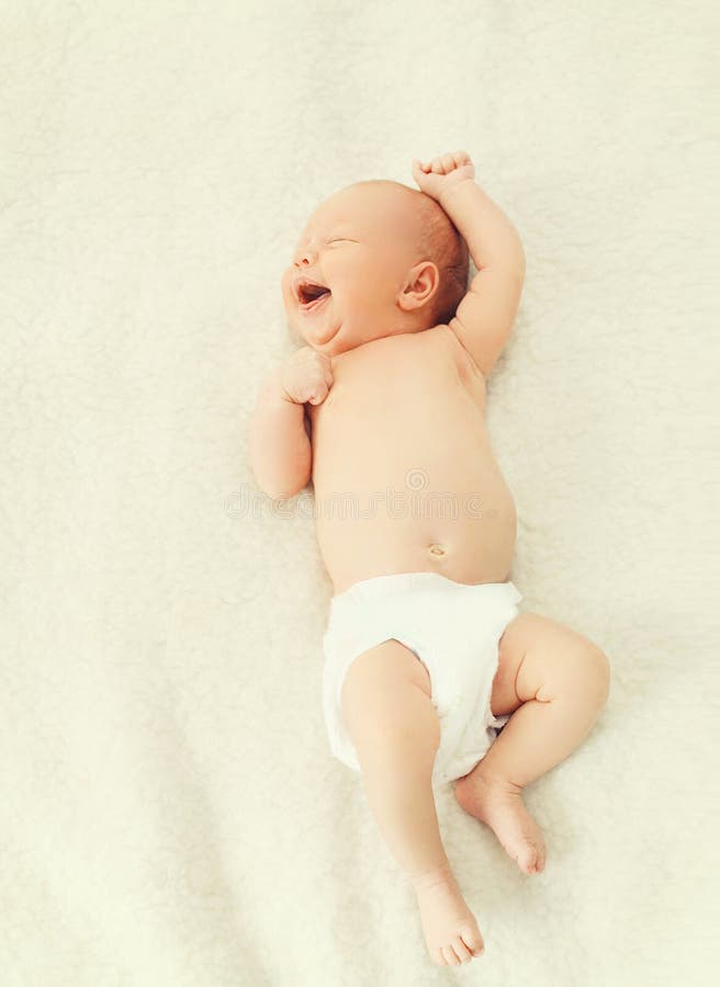 Slaap van de portret de leuke baby en geeuw op het bed stock foto Slaap van de portret de leuke baby en geeuw op het bed stock foto