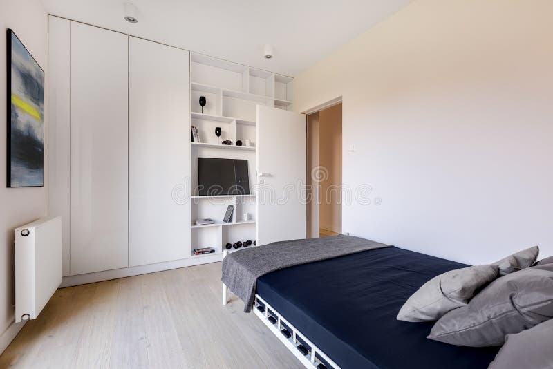 Slaapkamer met groot garderobe en bed royalty-vrije stock afbeelding Slaapkamer met groot garderobe en bed royalty-vrije stock afbeelding