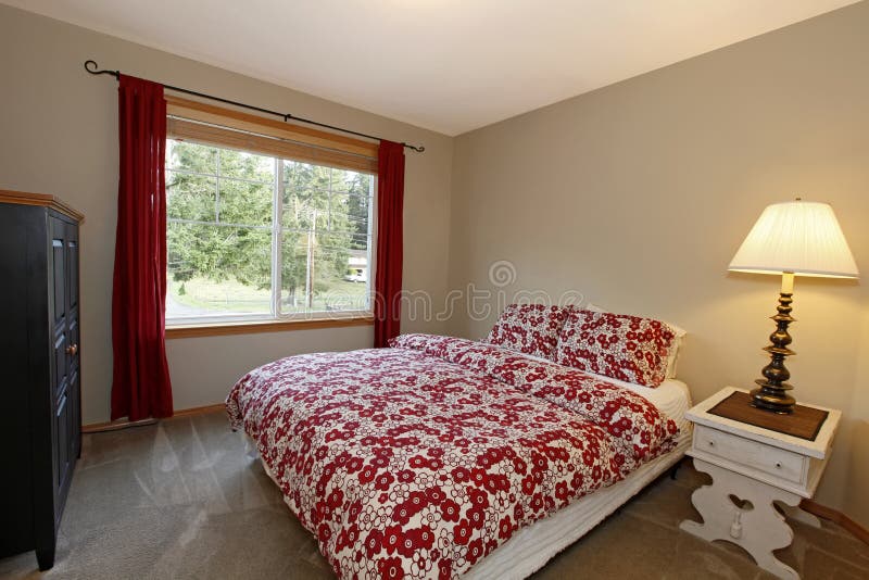 Slaapkamer Met Rood Bed En Bruine Muren Stock Afbeelding ...