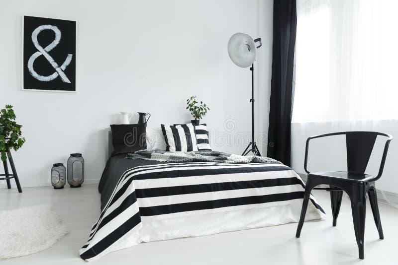 Slaapkamer met stoel stock foto