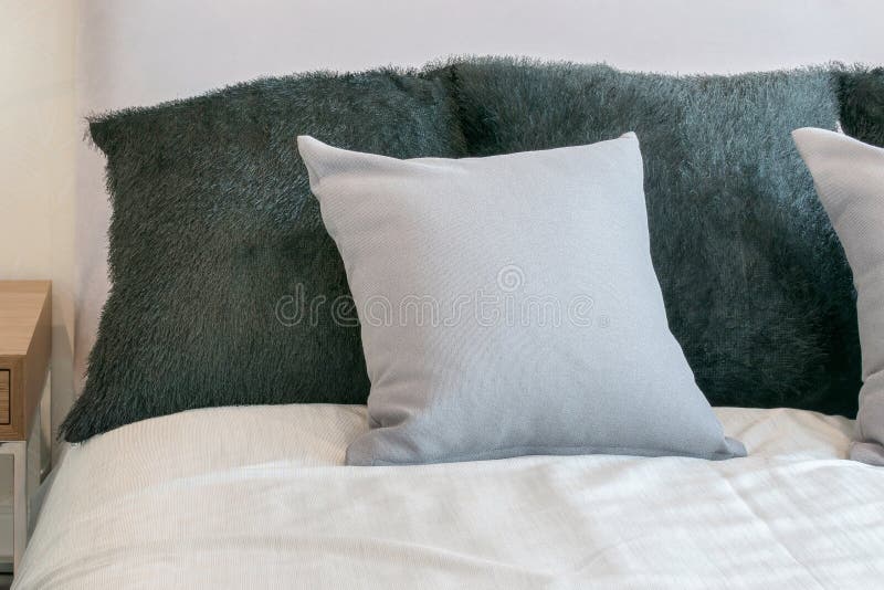 Slaapkamerbinnenland met grijze hoofdkussens op wit bed stock foto Slaapkamerbinnenland met grijze hoofdkussens op wit bed stock foto