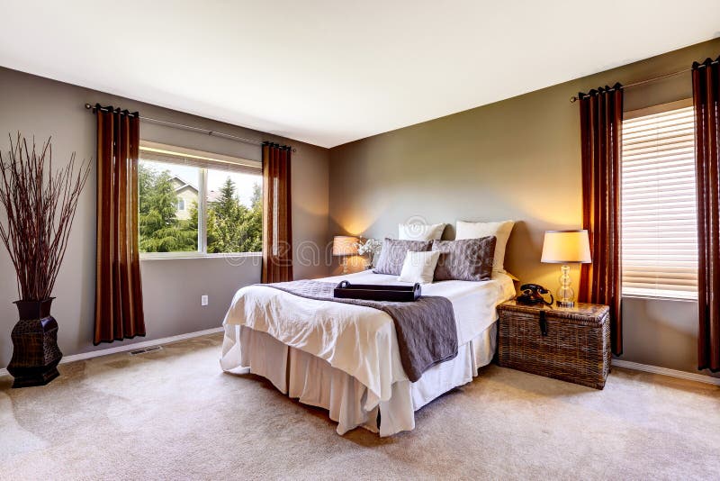 Slaapkamerbinnenland met tapijtvloer en groot bed royalty-vrije stock foto Slaapkamerbinnenland met tapijtvloer en groot bed royalty-vrije stock foto