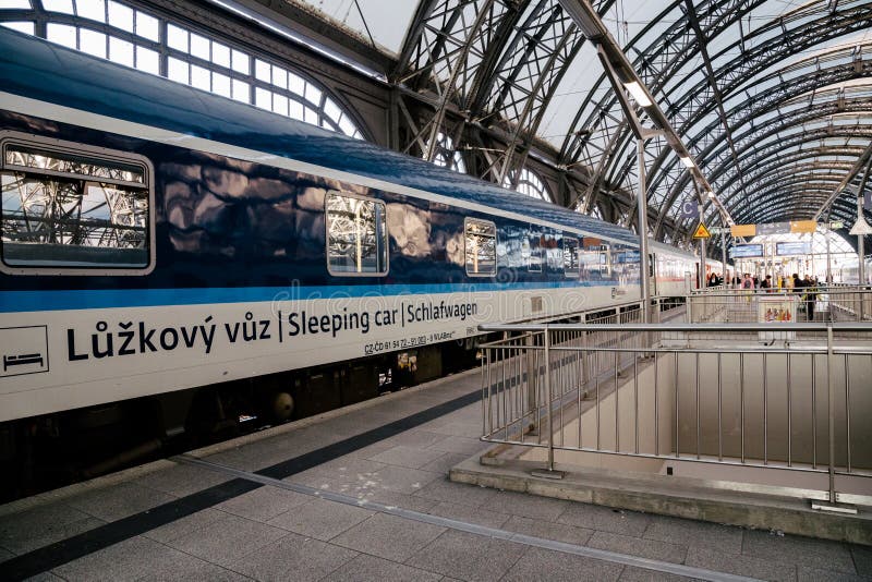 Slaaptreineinden bij het stationplatform van Dresden stock fotografie Slaaptreineinden bij het stationplatform van Dresden stock fotografie