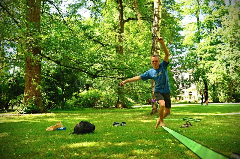 Slackline im Park redaktionelles bild. Bild von festival 95644640