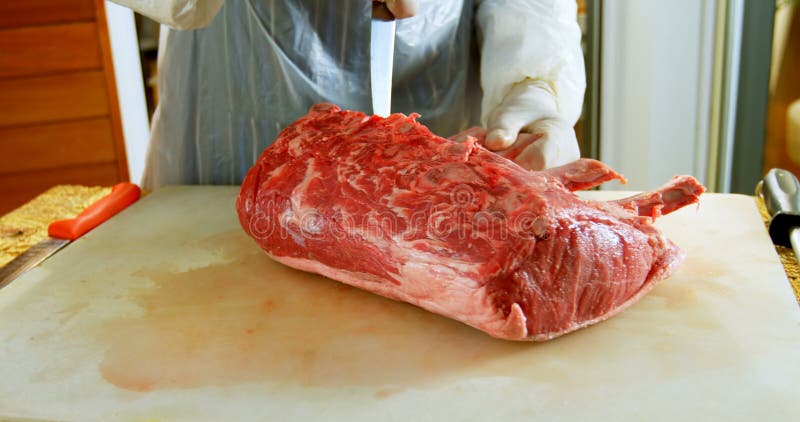 Slagers hakkend vlees op hakbord 4k