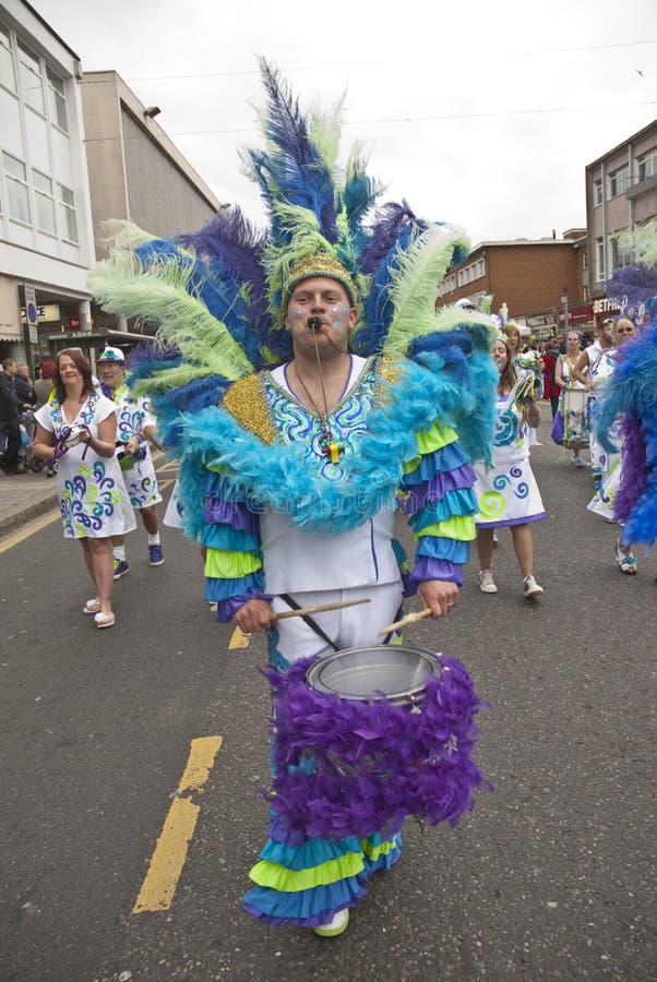 Een Slagwerker Van De Band Van De Samba Van De Hitte Van De Straat