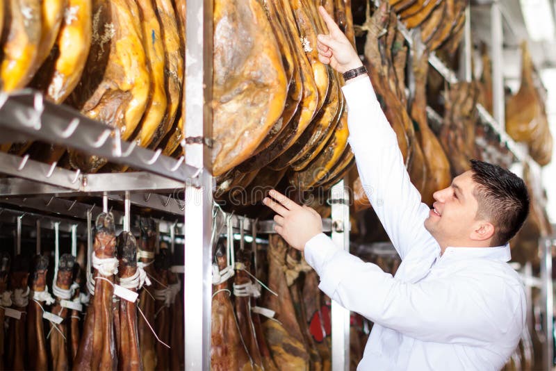 slaktare som poserar med jamonskarvar på köttfabriken arkivbilder slaktare som poserar med jamonskarvar på köttfabriken arkivbilder