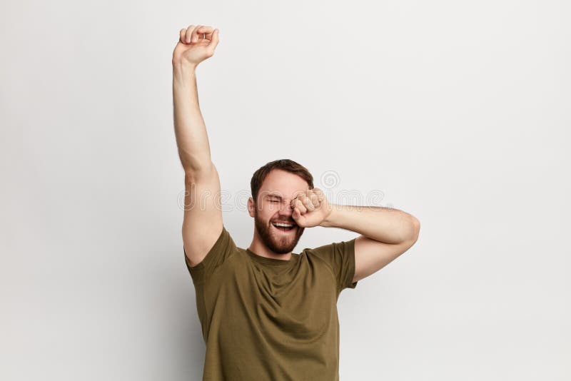 Slaperige mens die en, zich op een witte achtergrond geeuwen uitrekken stock afbeelding Slaperige mens die en, zich op een witte achtergrond geeuwen uitrekken stock afbeelding