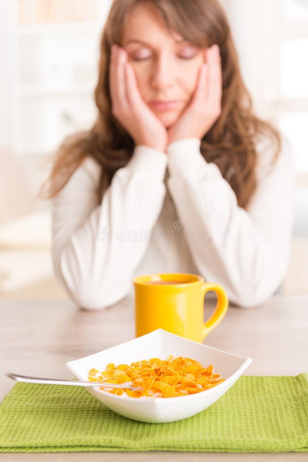 Slaperige vrouw die ontbijt thuis eten stock foto's Slaperige vrouw die ontbijt thuis eten stock foto's