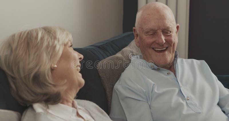 Slappna av i konversationsytan och lyckliga äldre vänner som talar eller diskuterar pension i hemmet stock video