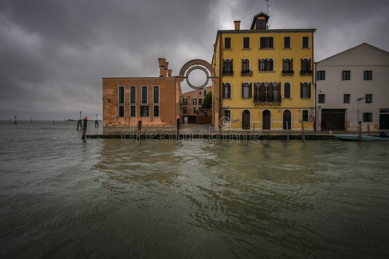 Slecht weer in Venetië Groot water Kanalen en straten van de stad Italië stock afbeeldingen Slecht weer in Venetië Groot water Kanalen en straten van de stad Italië stock afbeeldingen