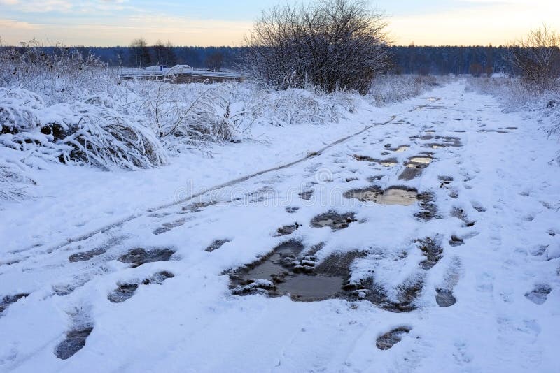 Slechte, modderige winterweg. Prachtig winterlandschap royalty-vrije stock foto