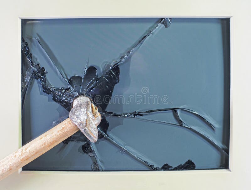 Sledgehammer rozbija stary telewizor. uszkodzony monitor zdjęcia royalty free