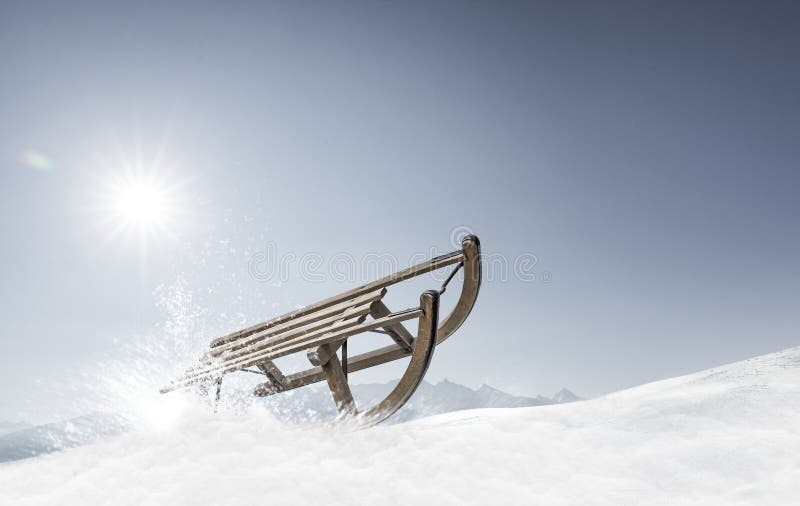 Berg kleding op Sneeuwwitje Tijd Slee in sneeuw stock afbeelding. Image of landschap - 144270589