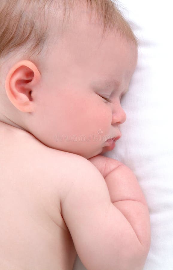 Nahaufnahme eines schlafenden baby liegen auf der weißen Decke in eine bequeme position.