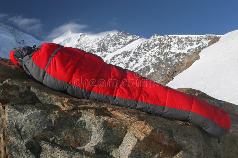 Bergsteiger-Ausrüstung Schlafsack in die Berglandschaft.