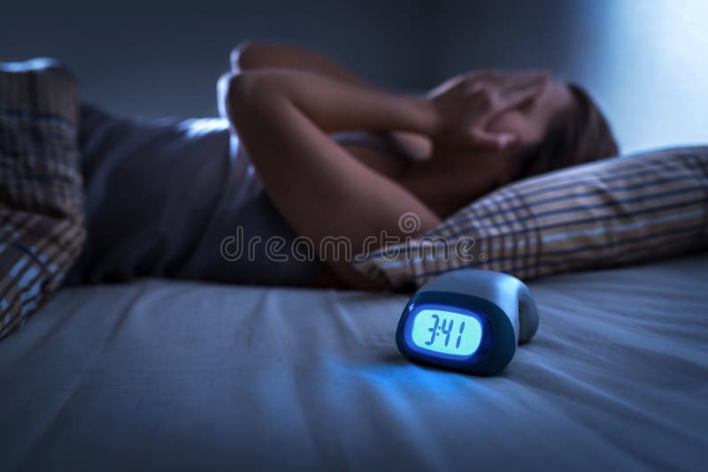 Insonni donna soffre di insonnia, apnea del sonno o stress.