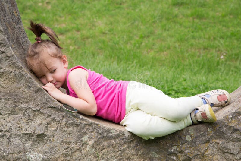 Sleep on little child day is young. Маленькая девочка отдыхает. Усыпил маленькую девочку. Дети лежат с раздвинутыми ногами.