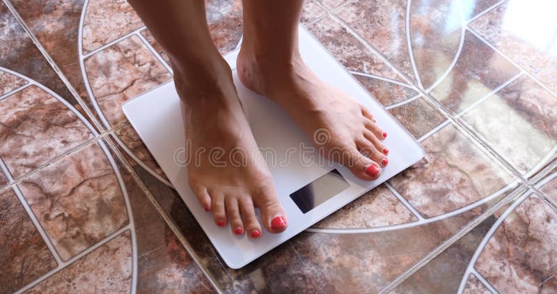 https://thumbs.dreamstime.com/b/slender-bare-female-legs-placed-electronic-scales-bare-female-feet-placed-electronic-scales-close-up-weight-252629675.jpg