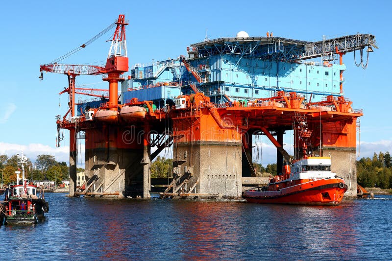 Slepend platform in haven royalty-vrije stock fotografie Slepend platform in haven royalty-vrije stock fotografie