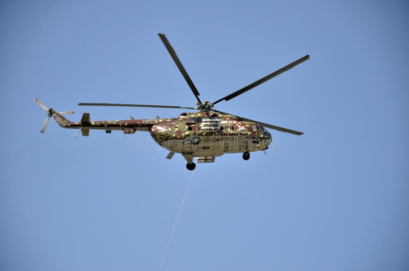 Sliac, Slovacchia - 27 agosto 2011: Esposizione di volo dell'elicottero mil Mi-17M, che appartengono in aeronautica slovacca fotografie stock libere da diritti Sliac, Slovacchia - 27 agosto 2011: Esposizione di volo dell'elicottero mil Mi-17M, che appartengono in aeronautica slovacca fotografie stock libere da diritti
