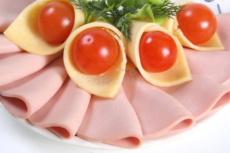 Sliced food arrangement with sausage