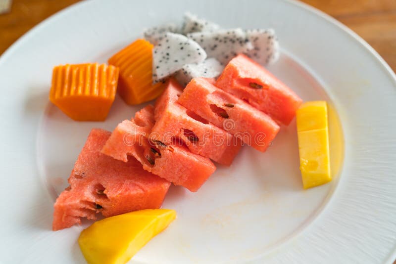 Sliced pläterade frukter som var klara att äta royaltyfri fotografi Sliced pläterade frukter som var klara att äta royaltyfri fotografi