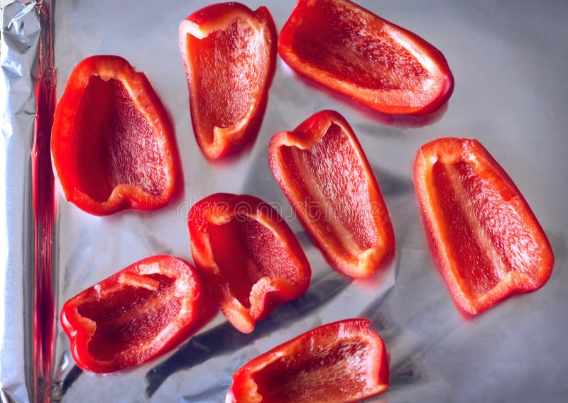 https://thumbs.dreamstime.com/b/sliced-red-bell-peppers-tinfoil-lined-baking-sheet-65609162.jpg