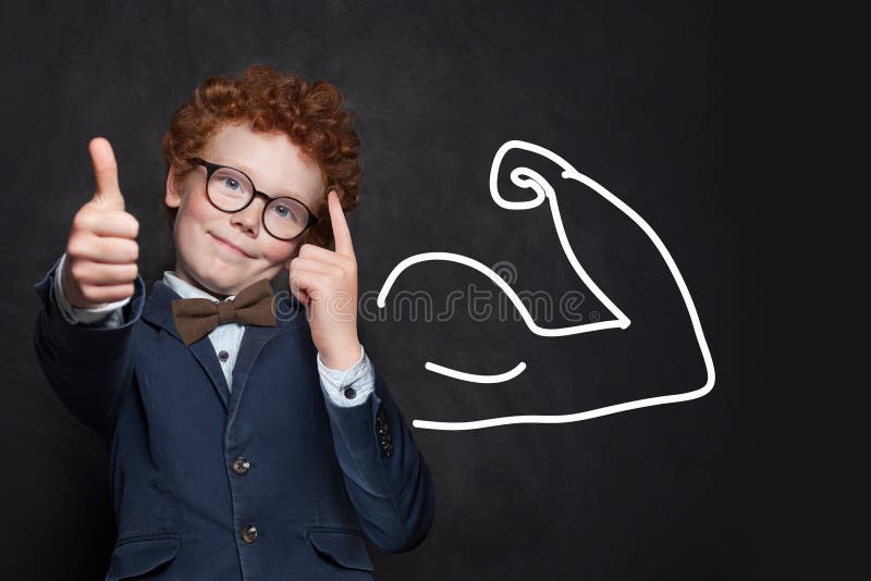 Slim kind die hersenenmacht tonen Brainstorming en ideeconcept royalty-vrije stock afbeeldingen Slim kind die hersenenmacht tonen Brainstorming en ideeconcept royalty-vrije stock afbeeldingen