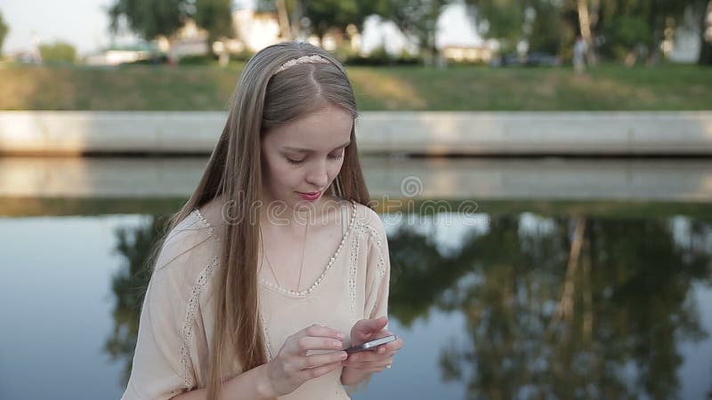 Slim telefoonoverseinen Vrouw die cellulair mobiel apparaat voor het werk concept met behulp van