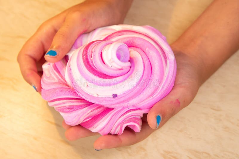 Garçon Jouant Un Jouet Fait à La Main Appelé Slime Enfant Jouer