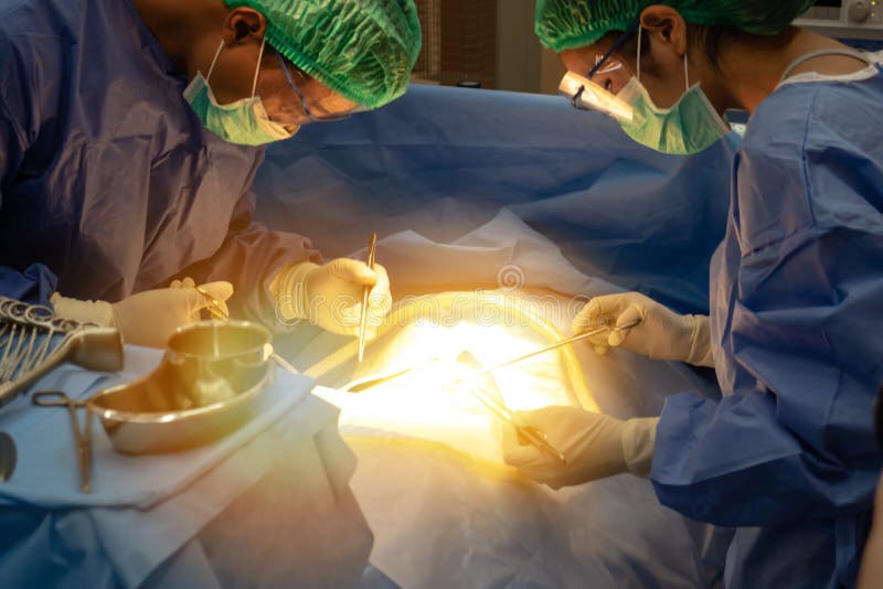 Slimme medische technologie in het ziekenhuisconcept, arts op het gebied die van het Chirurgenteam medische instrumenten voor chi stock foto Slimme medische technologie in het ziekenhuisconcept, arts op het gebied die van het Chirurgenteam medische instrumenten voor chi stock foto