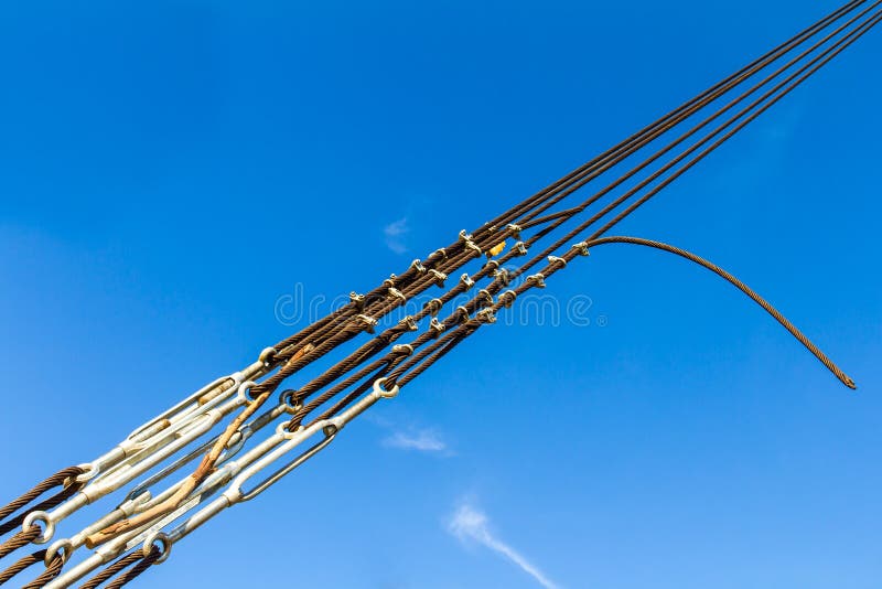 Vista de cerca de el alambre soga él arrastró tenso fuerte articulaciones madera atascado a través de el cielo.