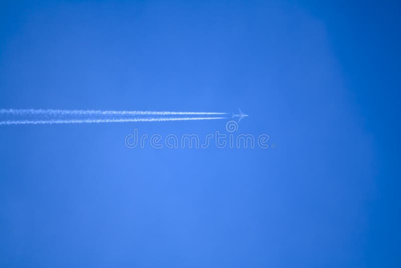 Slinga av jeten p? klar bl? himmel Flygplan i himlen med contrailen fotografering för bildbyråer Slinga av jeten p? klar bl? himmel Flygplan i himlen med contrailen fotografering för bildbyråer