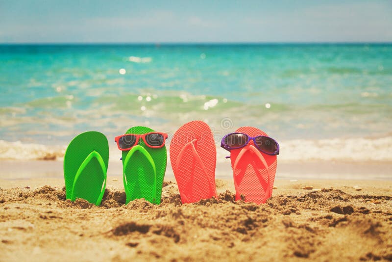 dramatisch Brullen Berri Slippers En Zonnebrillen Op Het Strand Stock Afbeelding - Image of  levensstijl, zomer: 182831339